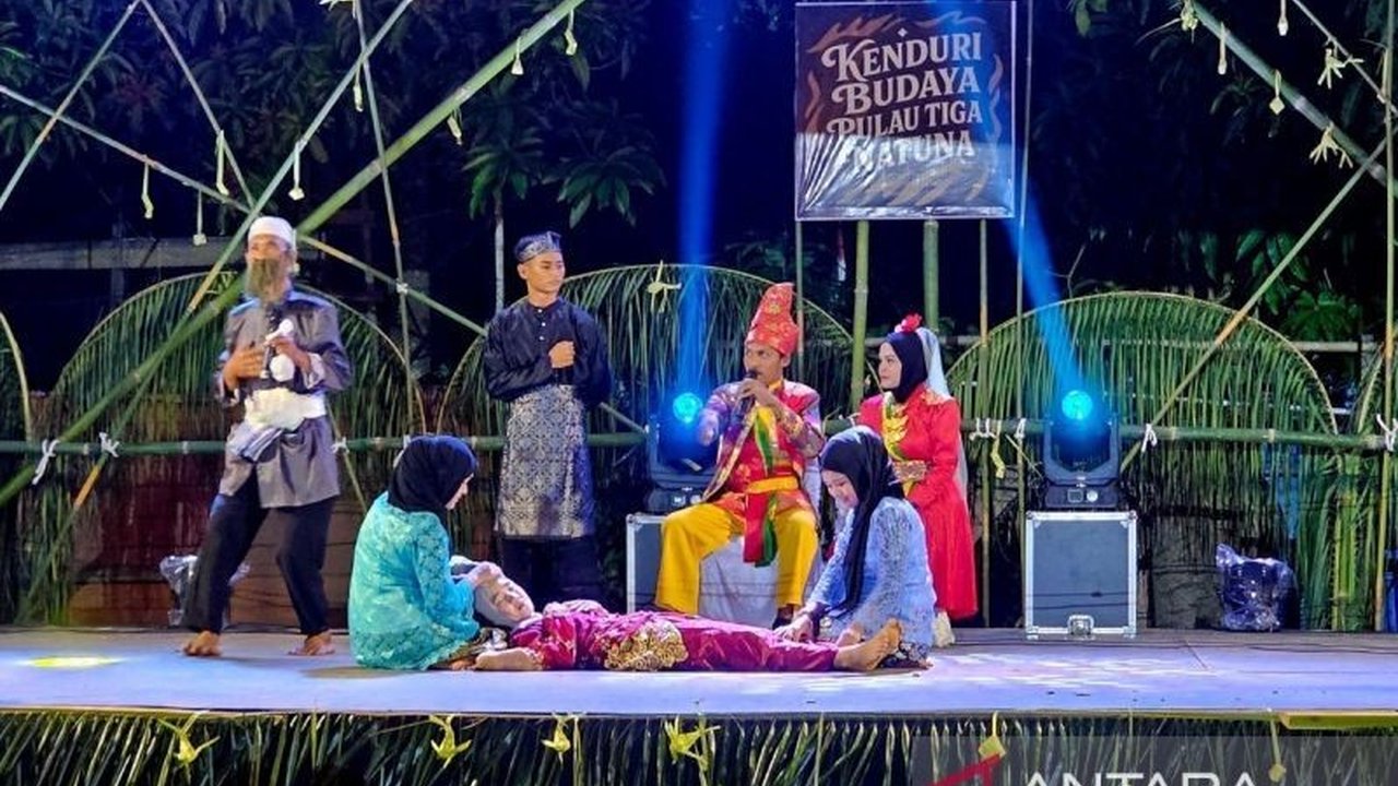 Kenduri Budaya Pulau Tiga di Natuna sukses merawat warisan seni di tapal batas Indonesia. Perhelatan sakral ini menampilkan gotong royong dan pementasan budaya yang memukau.
