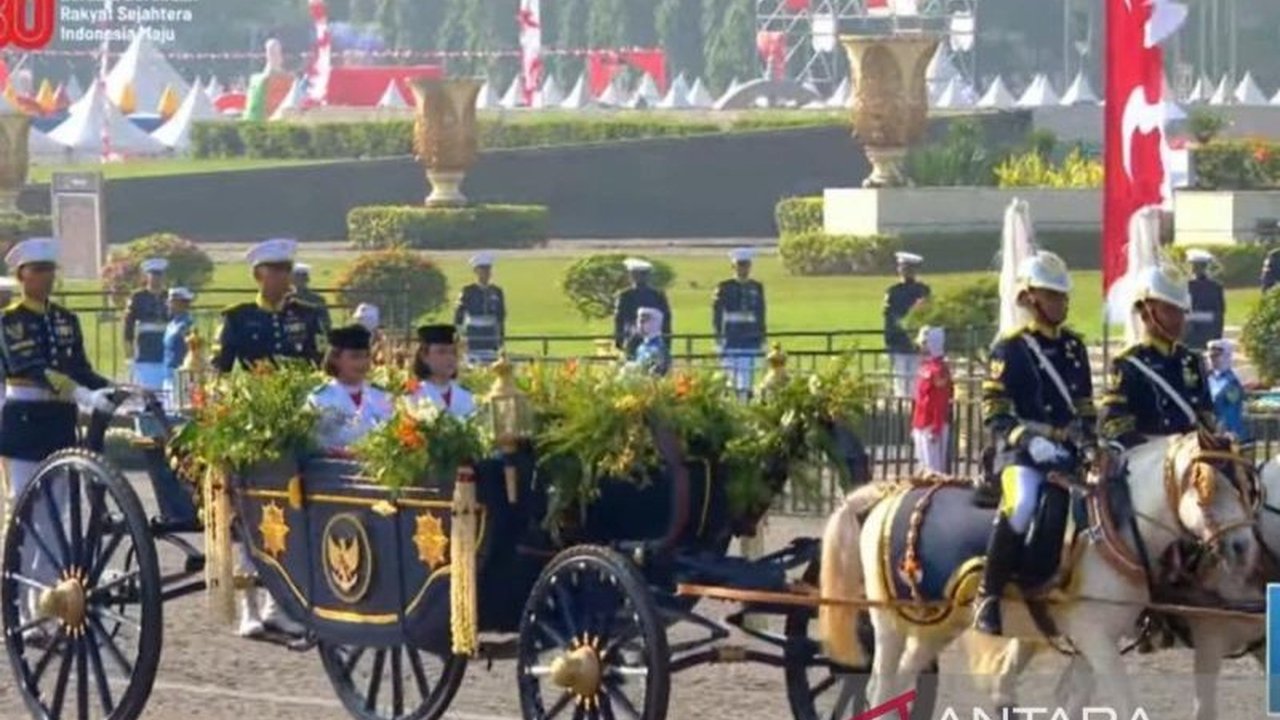 Kereta Garuda Prabayaksa menjadi sorotan utama dalam kirab Merah Putih, mengantar bendera pusaka dan teks proklamasi ke Istana. Simak detail prosesi bersejarah ini!