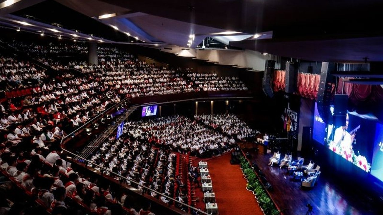 UPH Festival 2025 sukses menyambut lebih dari 6.500 mahasiswa baru dari berbagai negara, menghadirkan sesi inspiratif dan pertunjukan drone inovatif.