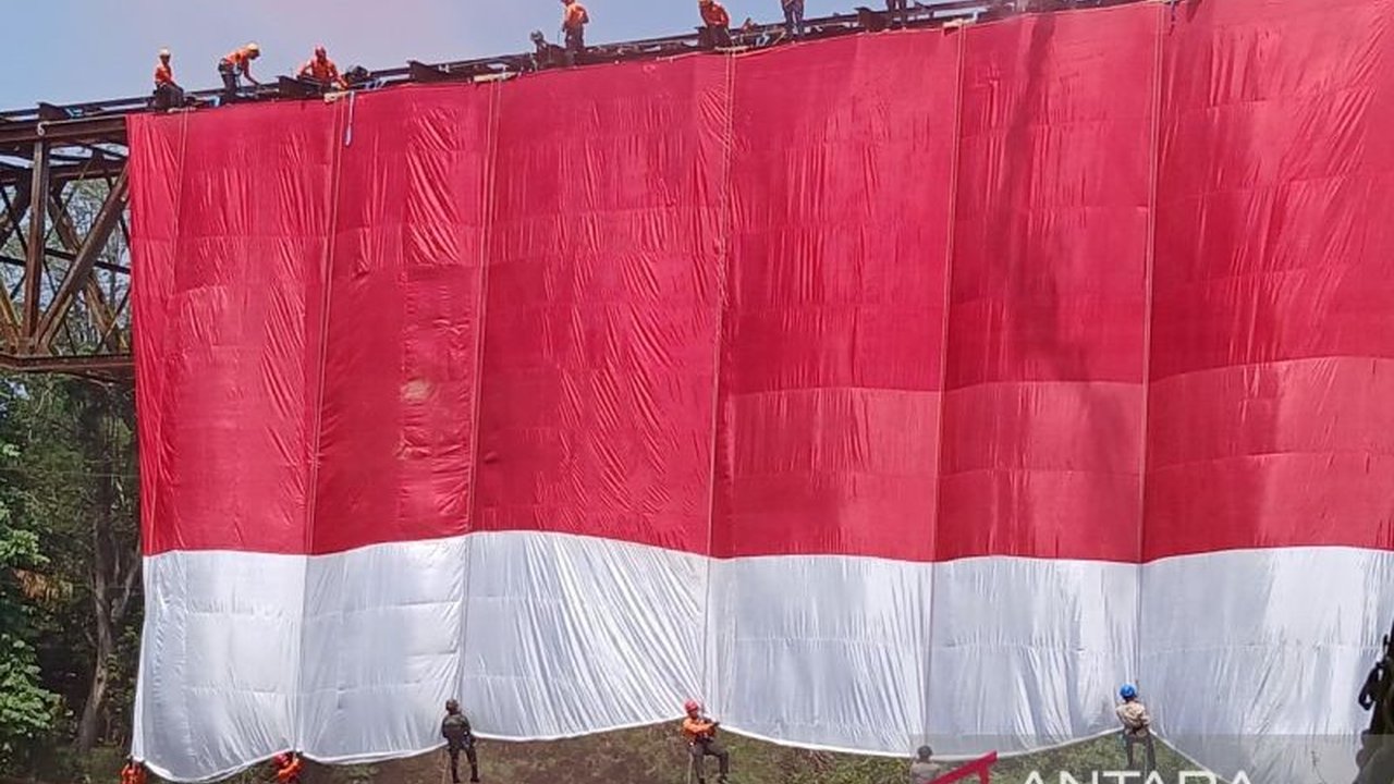 Sambut HUT ke-80 RI, tim gabungan di Temanggung sukses membentangkan bendera raksasa 20x30 meter di Jembatan Kereta Api Progo. Simak makna sejarah di baliknya!