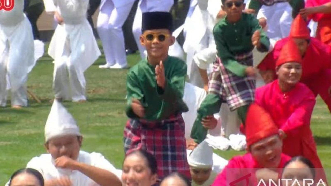 Rayyan Arkan Dhika, bocah penari 'Pacu Jalur' viral, sukses memeriahkan upacara HUT RI ke-80 di Istana Merdeka, membuat para tamu undangan ikut berjoget. Simak selengkapnya!