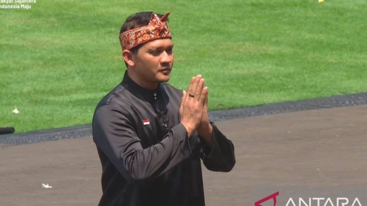 Aktor Iko Uwais bersama Eko Wahyudi tampil memukau dengan pertunjukan pencak silat di hadapan Presiden Prabowo Subianto pada perayaan HUT ke-80 Kemerdekaan RI, menarik perhatian dengan gerakan energik mereka.