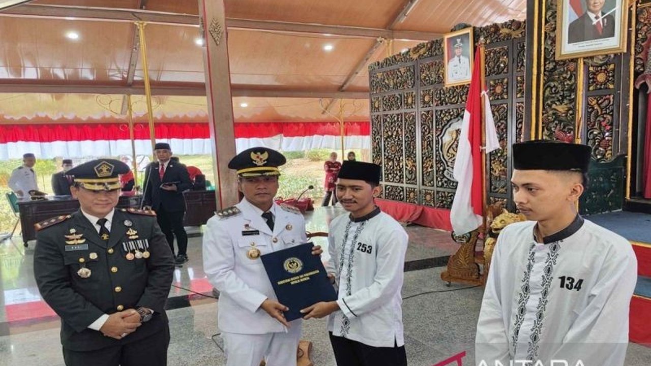 Bupati Bangkalan Lukman Hakim menyerahkan remisi kemerdekaan dan dasawarsa kepada 399 narapidana, memberikan kesempatan baru bagi mereka untuk bertransformasi dan menjadi pribadi yang lebih baik.