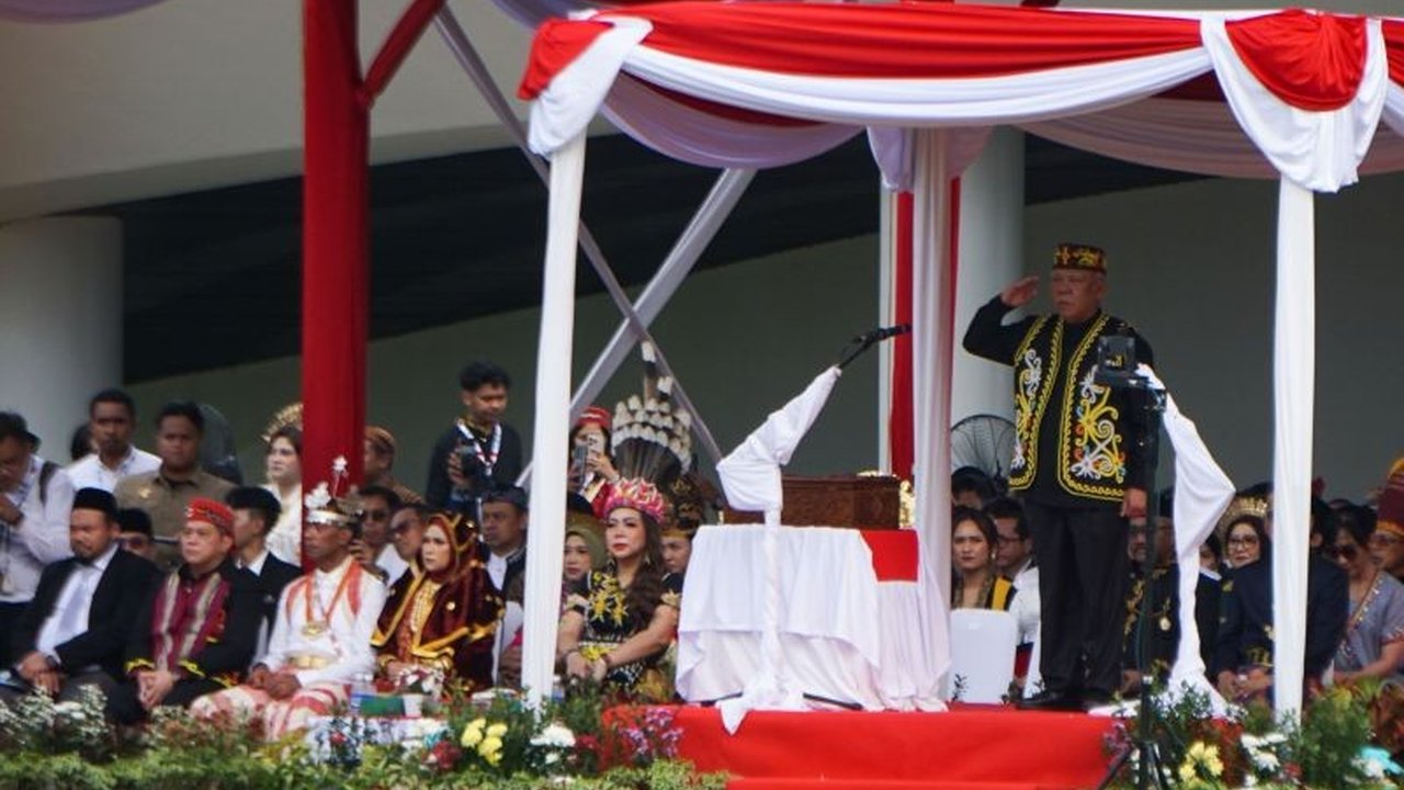 Kepala Otorita IKN Basuki Hadimuljono memimpin upacara HUT ke-80 RI dengan mengenakan Pakaian Adat Dayak IKN, mencerminkan semangat keberagaman budaya. Simak detailnya!
