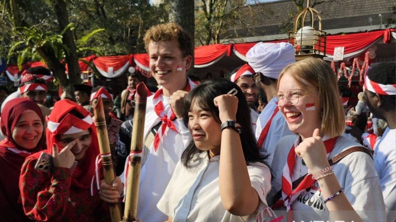 Puluhan mahasiswa asing Universitas Brawijaya (UB) dari berbagai negara turut memeriahkan upacara HUT ke-80 RI di Malang. Mereka merasakan langsung semangat nasionalisme Indonesia yang mendalam.