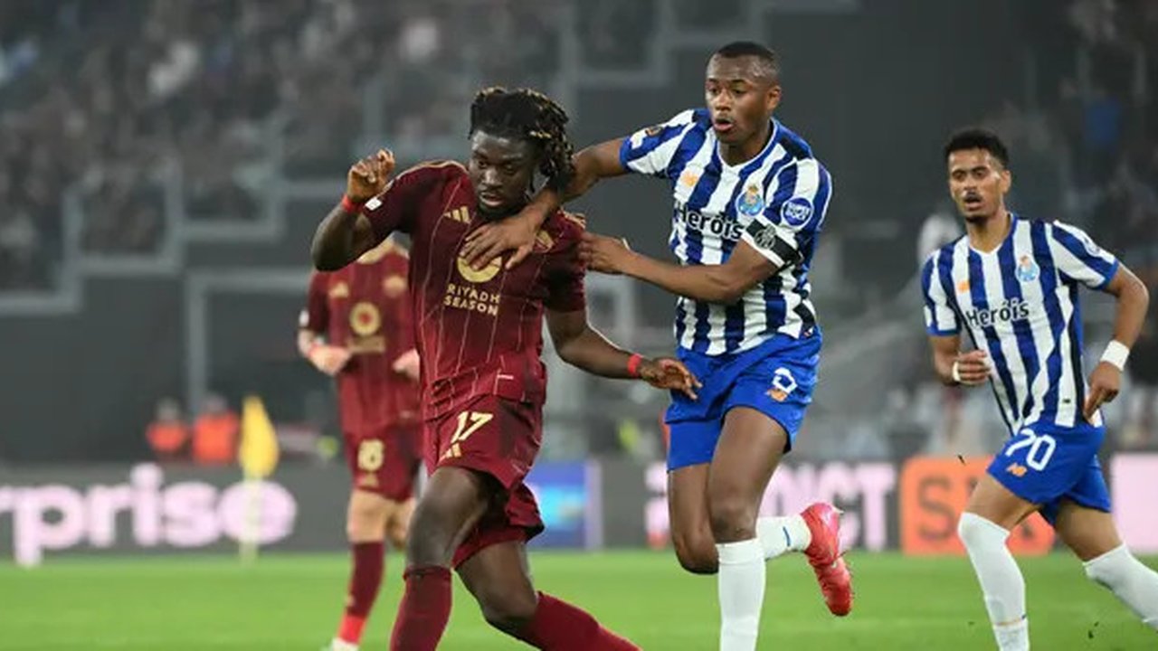 FC Bek asal Portugal dari Porto, Tiago Djalo berebut bola dengan gelandang asal Prancis dari Roma, Manu Kone, selama pertandingan sepak bola leg kedua babak sistem gugur Liga Europa UEFA a