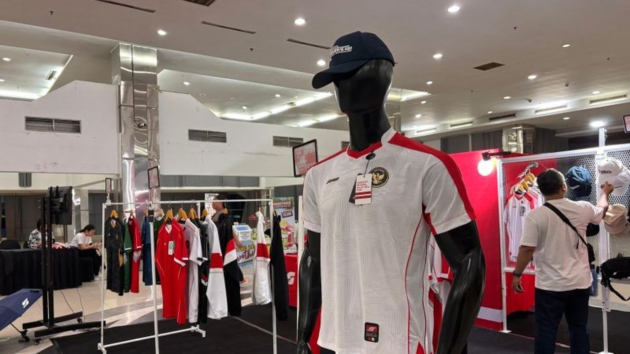 Jersi merah Timnas Bola Voli Indonesia laris manis di Kejuaraan Dunia U-21 Putri 2025 di Surabaya, bahkan pemain pun memburunya. Dapatkan diskon menarik!