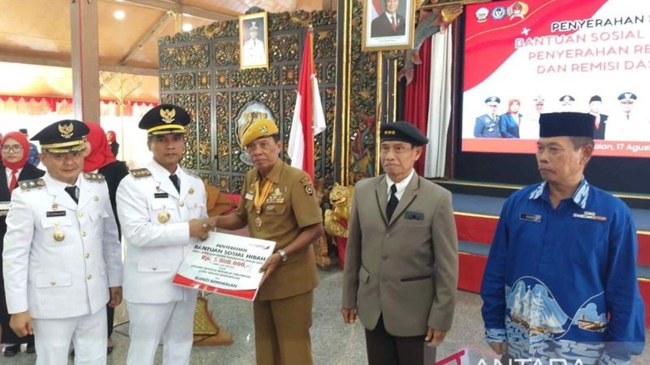 Pemerintah Kabupaten Bangkalan menandai peringatan HUT RI ke-80 dengan menyalurkan tujuh jenis bantuan sosial (Bansos), menegaskan komitmen nyata terhadap kesejahteraan masyarakat.