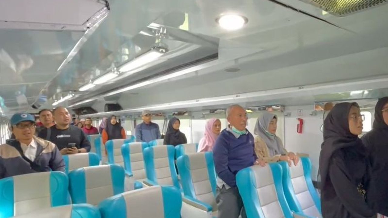 KAI Daop 9 Jember ajak ribuan penumpang nyanyikan Lagu Kebangsaan di Kereta secara serentak, ciptakan pengalaman merayakan HUT ke-80 RI yang tak terlupakan. Simak detailnya!