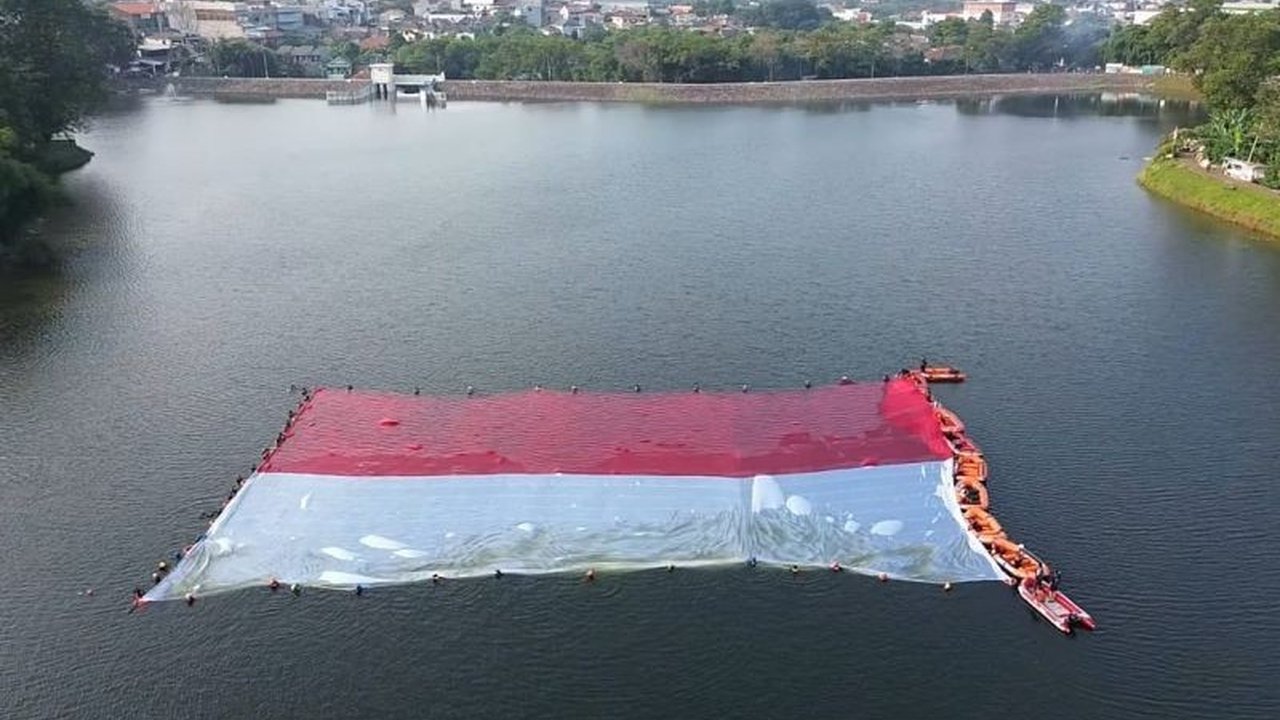 Momen Langka! Relawan Bentangkan Bendera Merah Putih Raksasa 30x45 Meter di Situ Gintung Sambut HUT RI ke-80