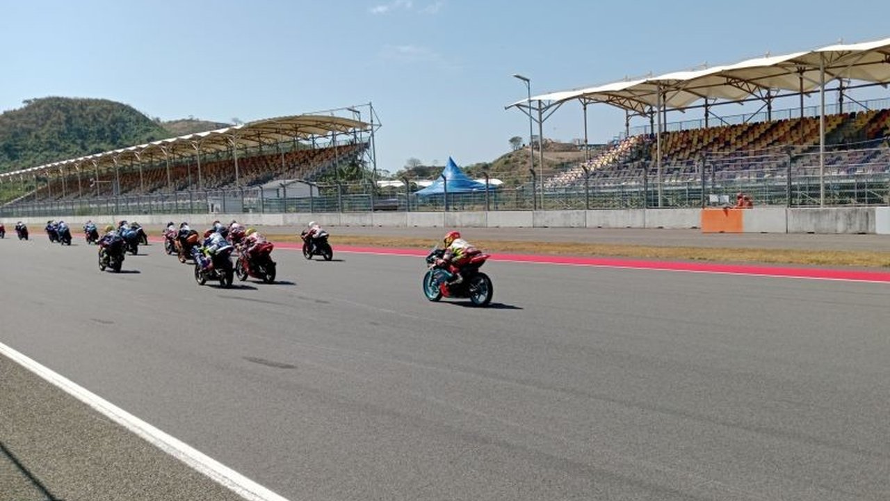 Regulasi MRS Mandalika 2025 mengalami perubahan signifikan untuk meningkatkan keselamatan dan keadilan kompetisi. Penasaran dampaknya bagi pembalap dan tim?