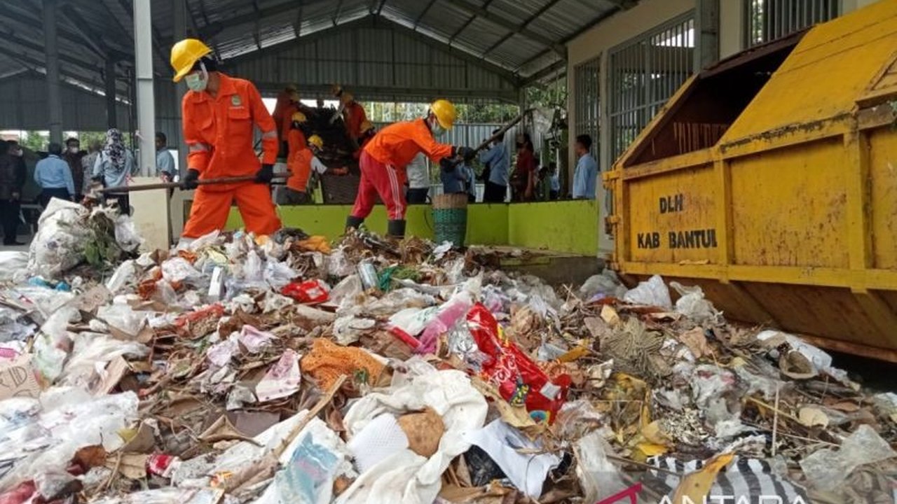 Dinas Lingkungan Hidup (DLH) Bantul terus menggenjot pembangunan hanggar ITF Sampah Niten yang kini telah mencapai 80 persen, siap maksimalkan pengolahan sampah organik.