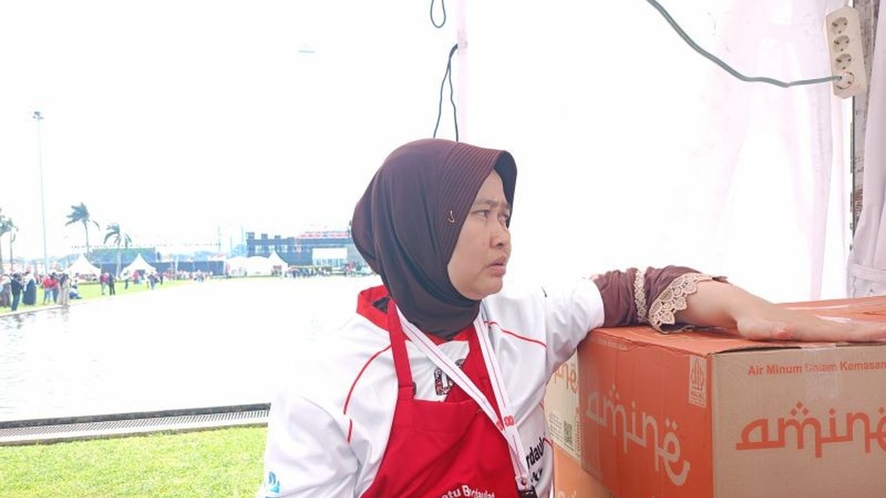 Anggraini Zulfa, pelaku UMKM, rela bangun dini hari demi menyajikan ribuan porsi makanan gratis di Pesta Rakyat Monas, merayakan HUT ke-80 RI dengan semangat kebersamaan.