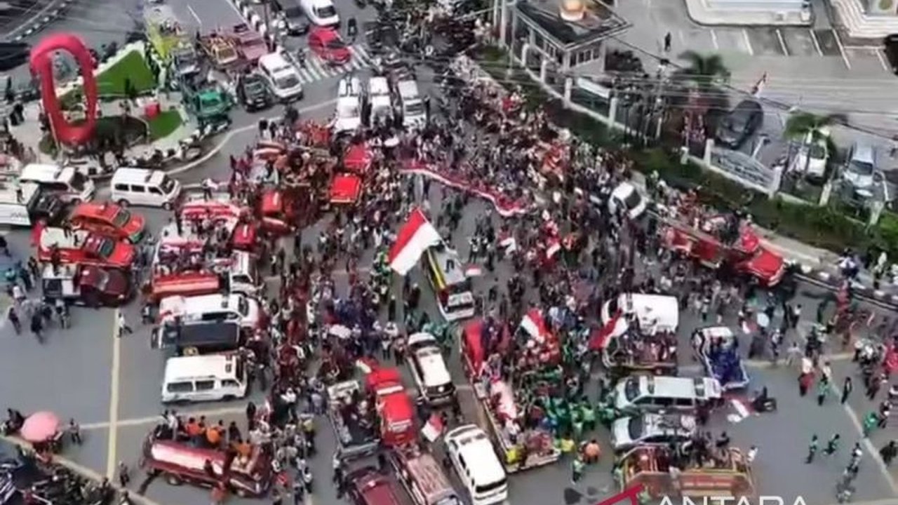 Ribuan relawan dan warga Samarinda menggelar Upacara Bendera Samarinda di Simpang Empat Lembuswana, menunjukkan semangat kebangsaan yang luar biasa.