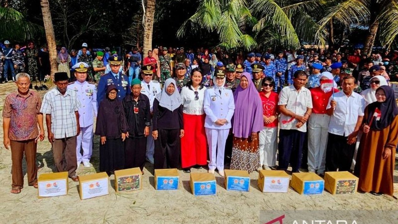 Kogabwilhan I menyalurkan 300 paket bantuan sembako di Natuna untuk masyarakat, memperingati HUT ke-80 RI. Simak bagaimana sinergi TNI meringankan beban warga perbatasan.