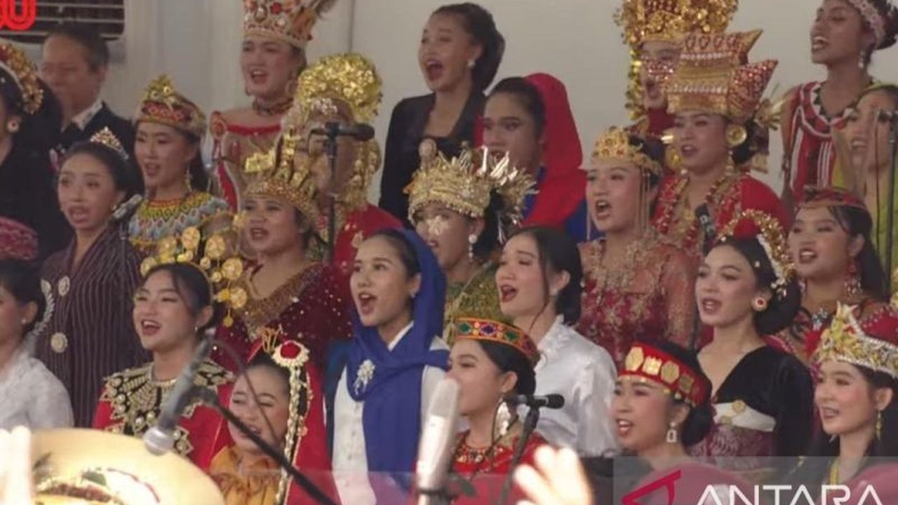 Gita Bahana Nusantara (GBN) sukses memukau Istana Merdeka dengan lantunan lagu daerah dalam penutupan HUT ke-80 RI, mengungkap makna mendalam di balik setiap melodi yang dibawakan.