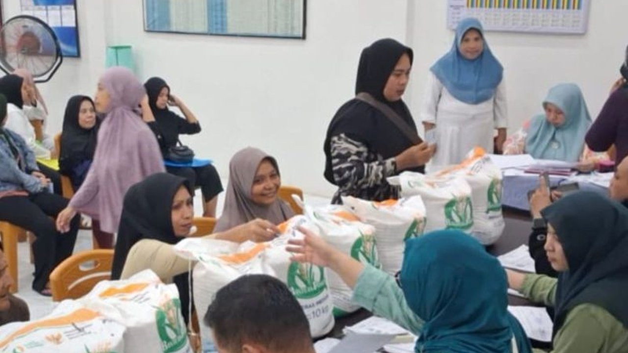 Bulog Maluku menyalurkan 56,1 ton beras bantuan pangan kepada 2.806 keluarga di Ambon. Penasaran bagaimana distribusi ini meringankan beban warga?