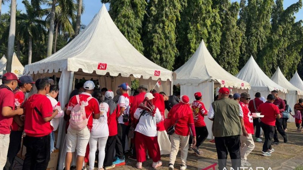 Ribuan masyarakat membanjiri Monas! Simak bagaimana 400 UMKM Jakarta turut serta dalam Pesta Rakyat, menyajikan 300.000 porsi makanan gratis dan menggerakkan roda ekonomi lokal.