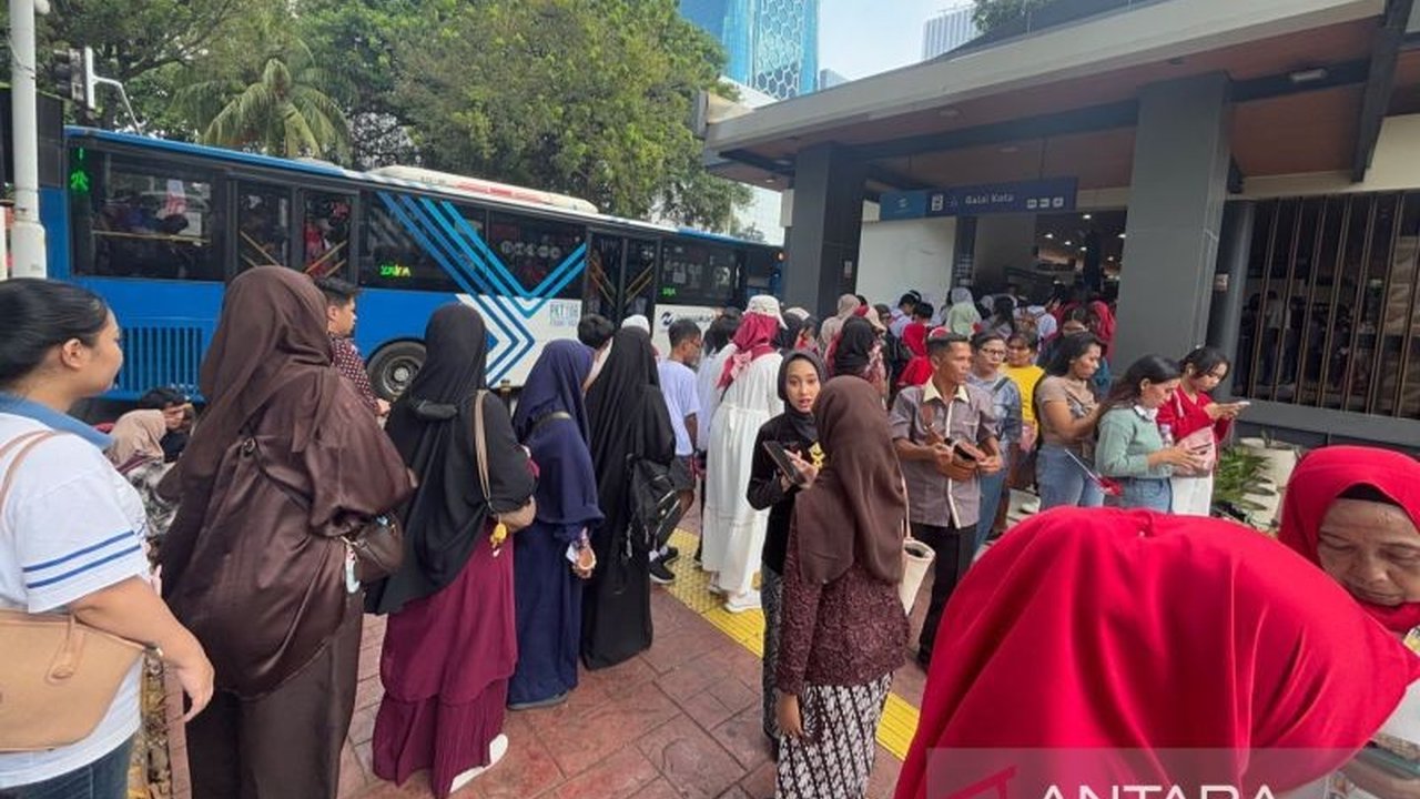 Pesta Rakyat Monas diserbu warga! Halte Balai Kota padat merayap, antusiasme tinggi manfaatkan tarif transportasi umum Rp80.