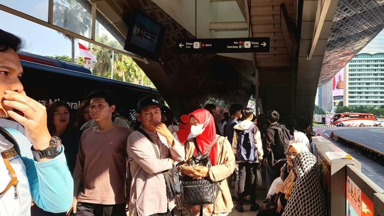 Ratusan warga memadati Bundaran HI untuk menyaksikan Karnaval HUT ke-80 RI. Antusiasme tinggi terlihat dalam perayaan kemerdekaan Indonesia yang meriah ini.