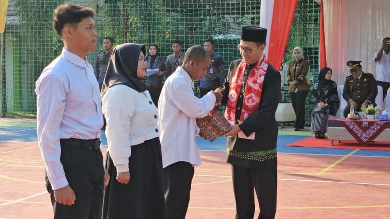 Sebanyak 144 narapidana Lapas Wonosari menerima Remisi HUT RI ke-80, dengan tujuh di antaranya langsung bebas. Simak detail dan kriteria pemberian remisi ini.