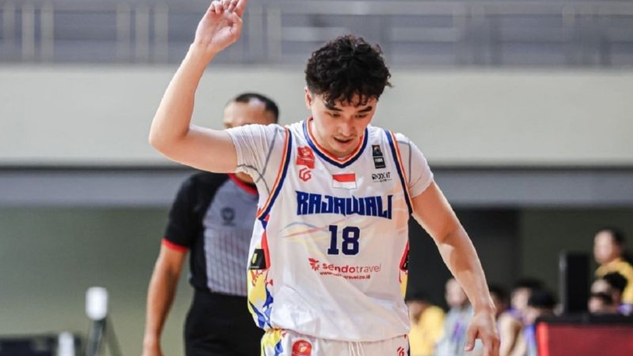 Setelah kekalahan perdana, Rajawali Medan berhasil bangkit dengan mengalahkan Borneo Hornbills 87-80 di IBL 2025. Bagaimana mereka membalikkan keadaan dan menjaga asa di klasemen?