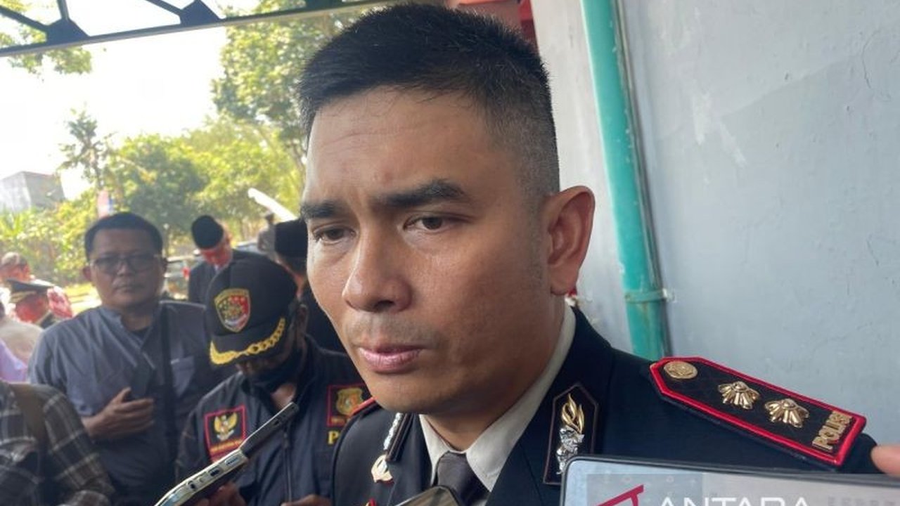 Polres Cirebon Kota mengimbau warga tetap tenang dan tidak terprovokasi isu kenaikan PBB Cirebon, mengingat pemerintah daerah sedang mengkaji ulang kebijakan tersebut serta menawarkan diskon.