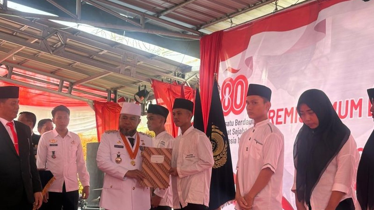 Ratusan Warga Binaan Bengkulu Bebas setelah menerima remisi umum dan dasawarsa pada peringatan HUT ke-80 RI. Simak detail lengkapnya di sini!