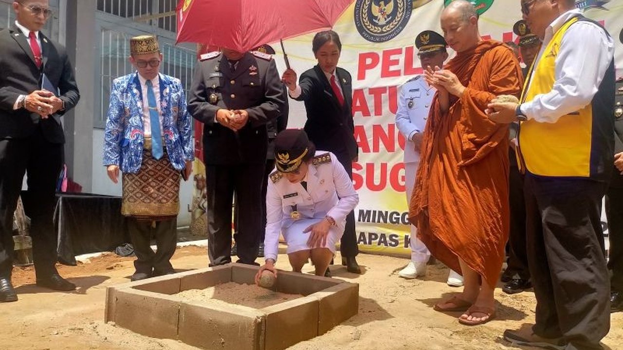 Pembangunan Vihara Lapas Singkawang resmi dimulai, menandai pemenuhan hak beribadah bagi 95 warga binaan beragama Buddha. Ini pertama kalinya sejak 1980.