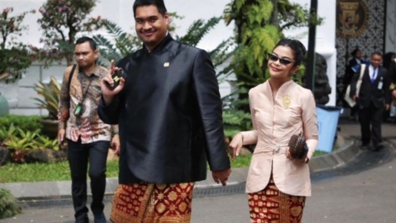 Menteri Pemuda dan Olahraga Dito Ariotedjo tampil memukau dengan Pakaian Adat Menpora perpaduan Palembang-Jawa di HUT ke-80 Kemerdekaan RI. Penasaran detail busananya?