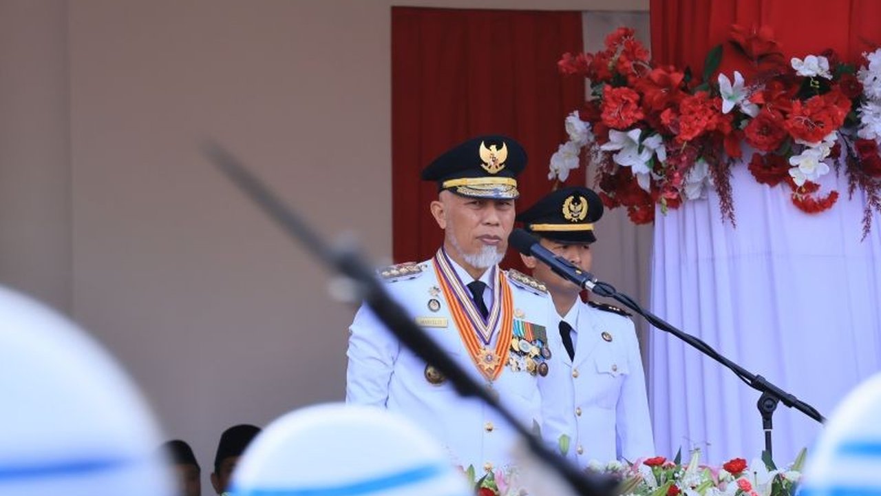 Dalam rangka HUT Ke-80 RI, Pemprov Sumbar memberikan penghargaan umrah kepada warga taat Pajak Kendaraan Bermotor. Penasaran siapa saja yang beruntung?