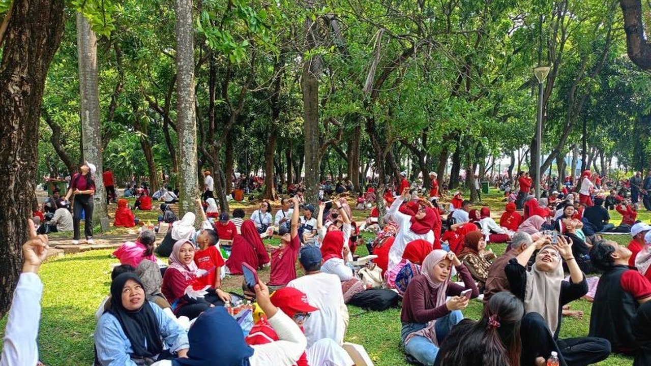 Ribuan warga antusias memadati Pesta Rakyat Monas di tengah terik matahari, merayakan HUT ke-80 RI dengan beragam hiburan dan lomba tradisional. Ada apa saja di sana?