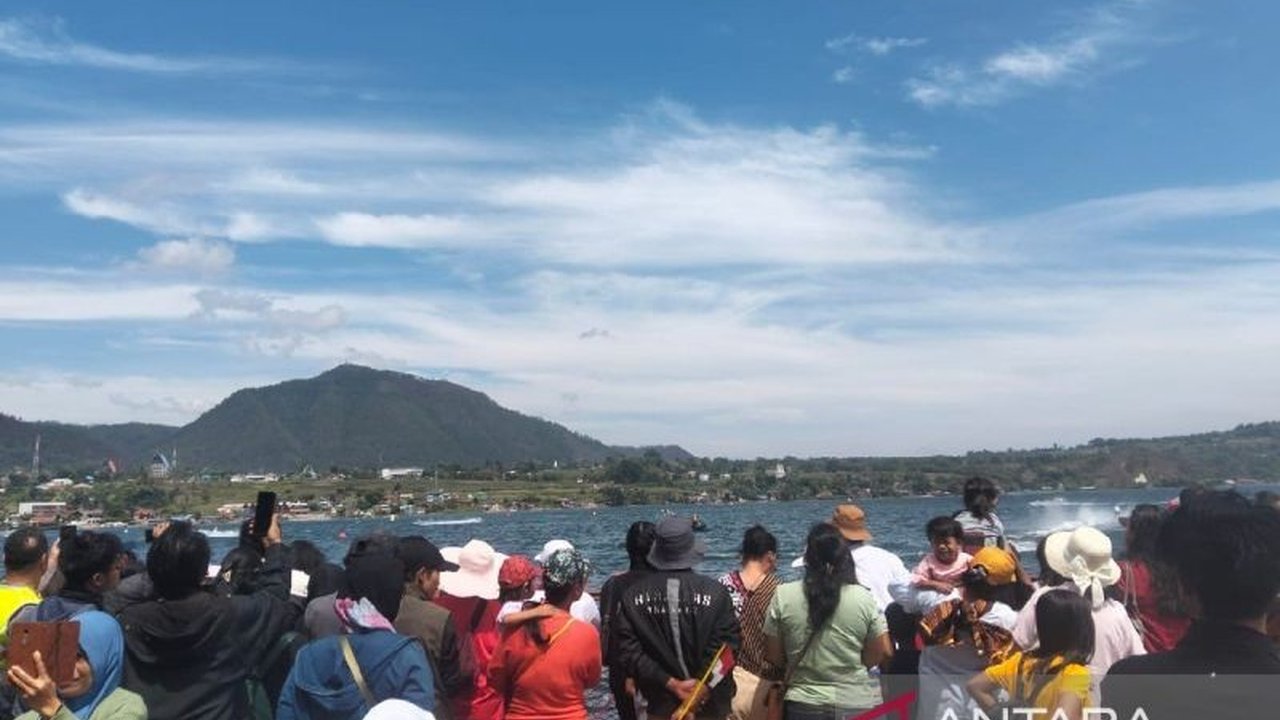 Saksikan antusiasme luar biasa saat pembalap jetski internasional ikut dalam parade bendera Aquabike World Championship 2025, rayakan HUT ke-80 RI di Toba.