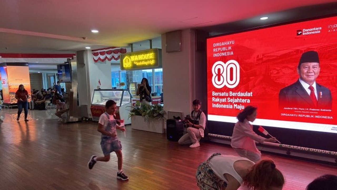 Perayaan HUT Ke-80 RI di Bandara I Gusti Ngurah Rai Bali dimeriahkan dengan Lomba 17-an yang diikuti antusias oleh wisatawan, menciptakan momen unik sebelum terbang.