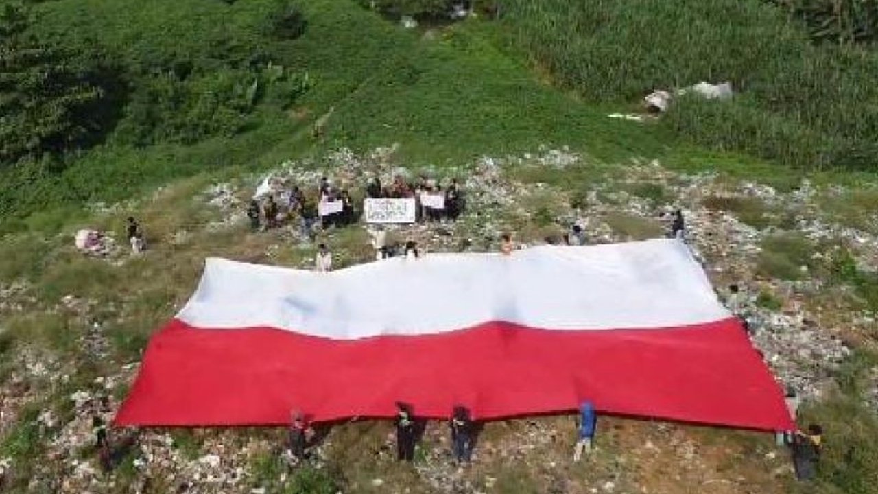 Unik! Kibarkan Bendera 160 Meter di TPA, Mapala Banten Soroti Darurat Sampah Banten pada HUT RI ke-80