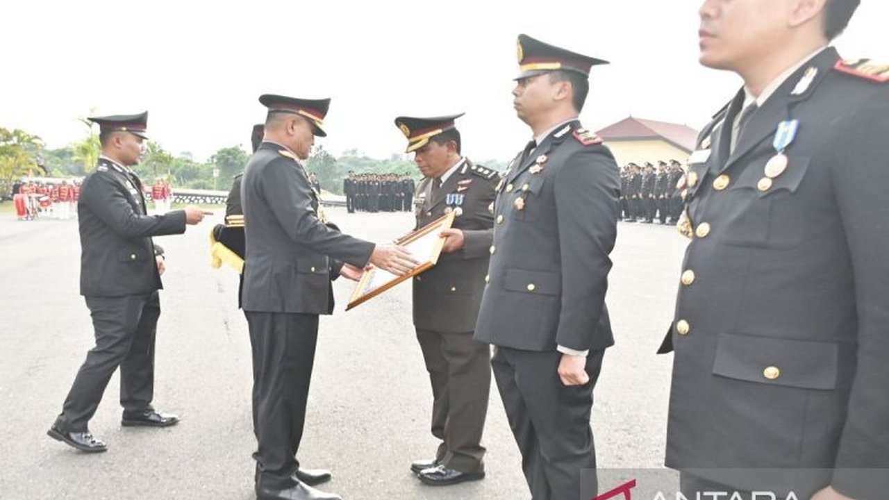 Polda Kalsel memberikan penghargaan kepada 22 personel berprestasi di momen HUT ke-80 RI. Apresiasi ini diberikan atas dedikasi dan keberhasilan mengungkap berbagai kasus, memicu rasa penasaran atas detailnya.