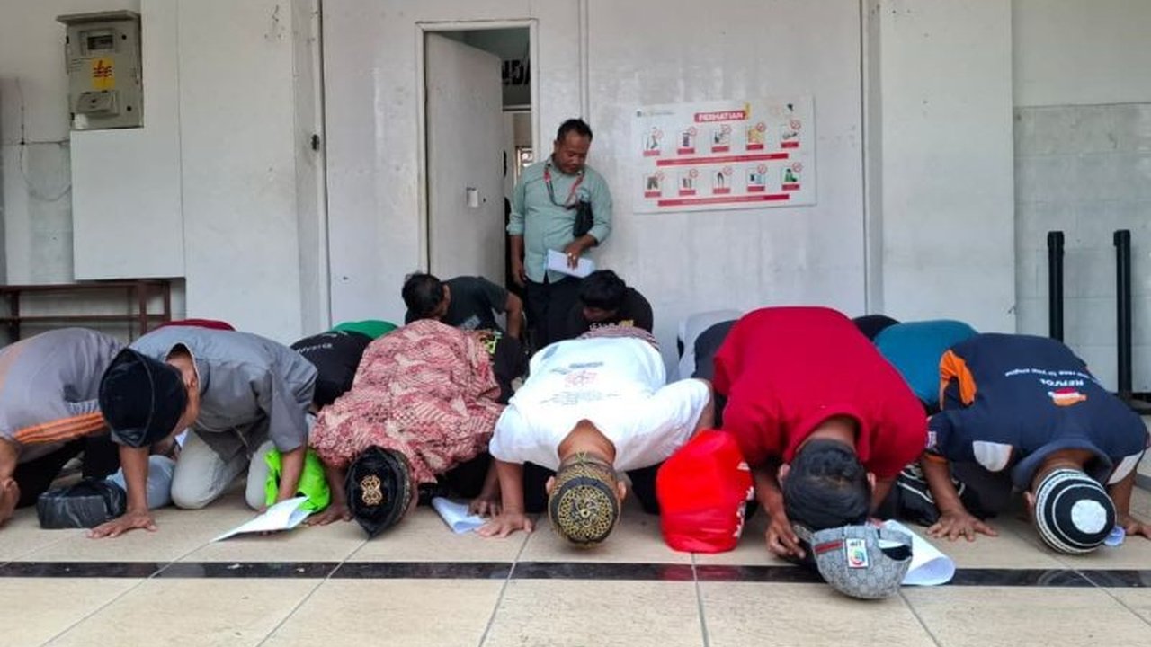 Sebanyak 599 warga binaan pemasyarakatan (WBP) Lapas Kelas II A Kediri mendapatkan remisi umum pada peringatan HUT RI ke-80, dengan 19 di antaranya langsung menghirup udara bebas. Simak rincian pemberian remisi di Lapas Kediri ini.