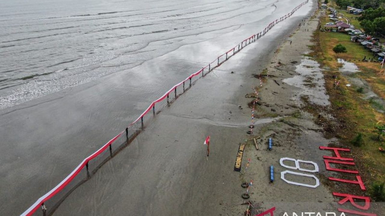 Semangat nasionalisme membara di Konawe! Warga dan mahasiswa membentangkan Bendera Merah Putih 580 Meter di Pantai Tanjung Lalimbue, merayakan HUT RI ke-80 dan menumbuhkan cinta tanah air.