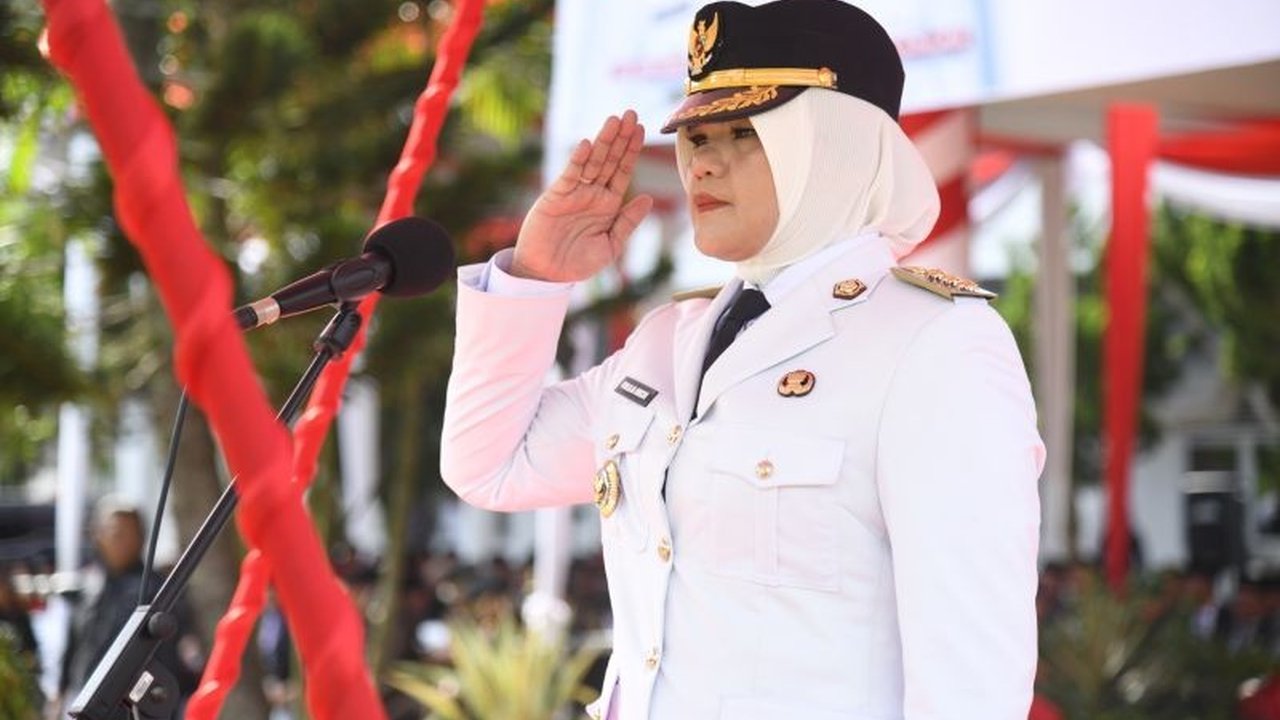 Peringatan HUT RI di Tanjabtim Jambi tahun ini istimewa! Seluruh petugas utama upacara pengibaran bendera adalah Petugas Upacara Perempuan. Simak kisah inspiratif di baliknya.