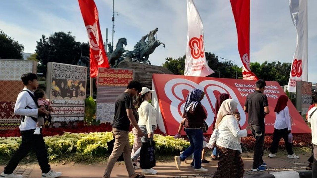 Kawasan Patung Kuda Jakarta dipadati pengunjung jelang Karnaval Kemerdekaan peringatan HUT ke-80 RI. Penasaran dengan rekayasa lalu lintas dan kemeriahan acaranya?
