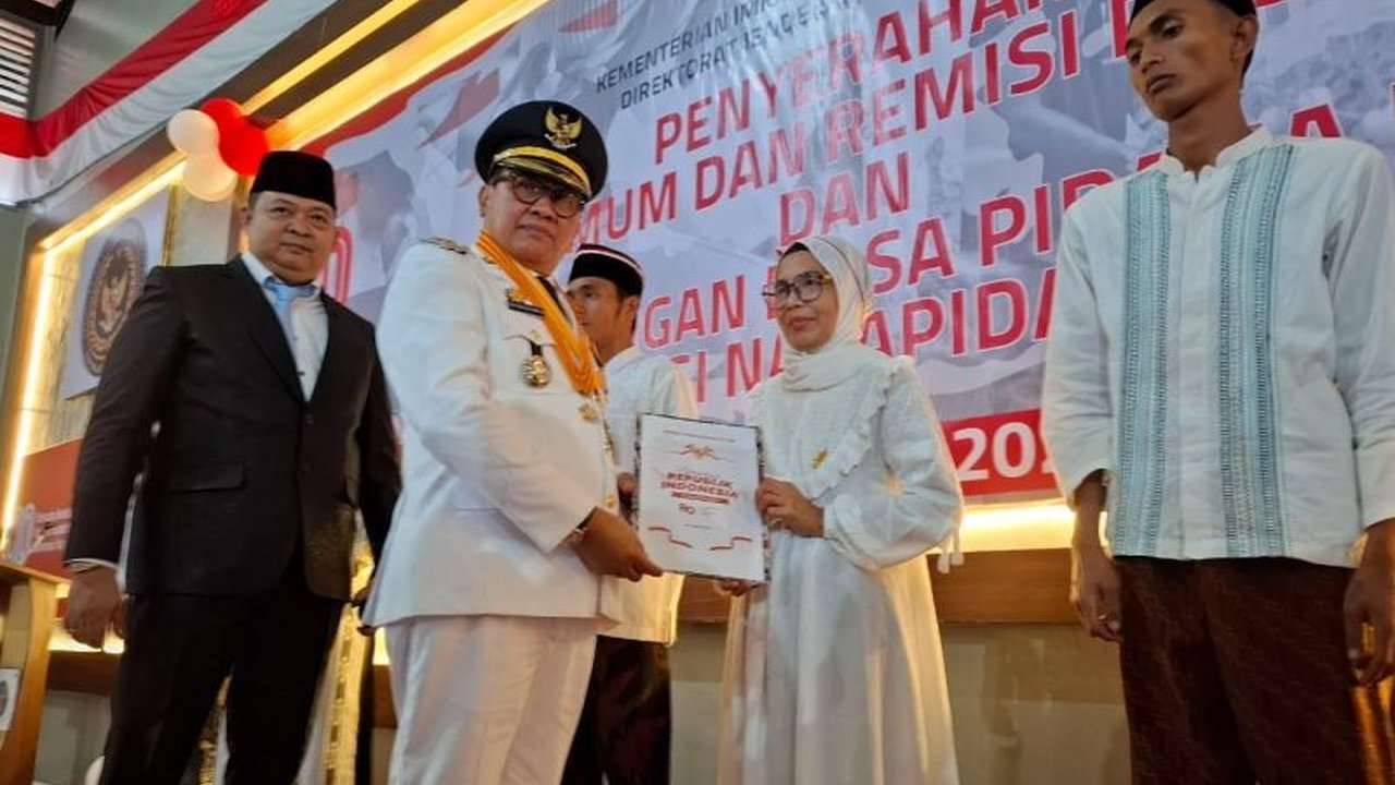 Sebanyak 422 warga binaan Lapas Bukittinggi mendapatkan remisi pada HUT ke-80 Kemerdekaan RI, tiga di antaranya langsung bebas. Simak detail dan harapan di baliknya!