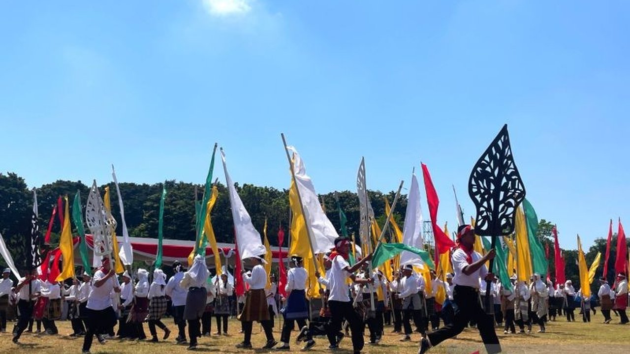 Ribuan pelajar SMP di Cirebon sukses menampilkan drama kolosal spektakuler untuk memeriahkan HUT ke-80 RI, mengungkap sejarah lokal yang memukau. Simak detail persiapannya!