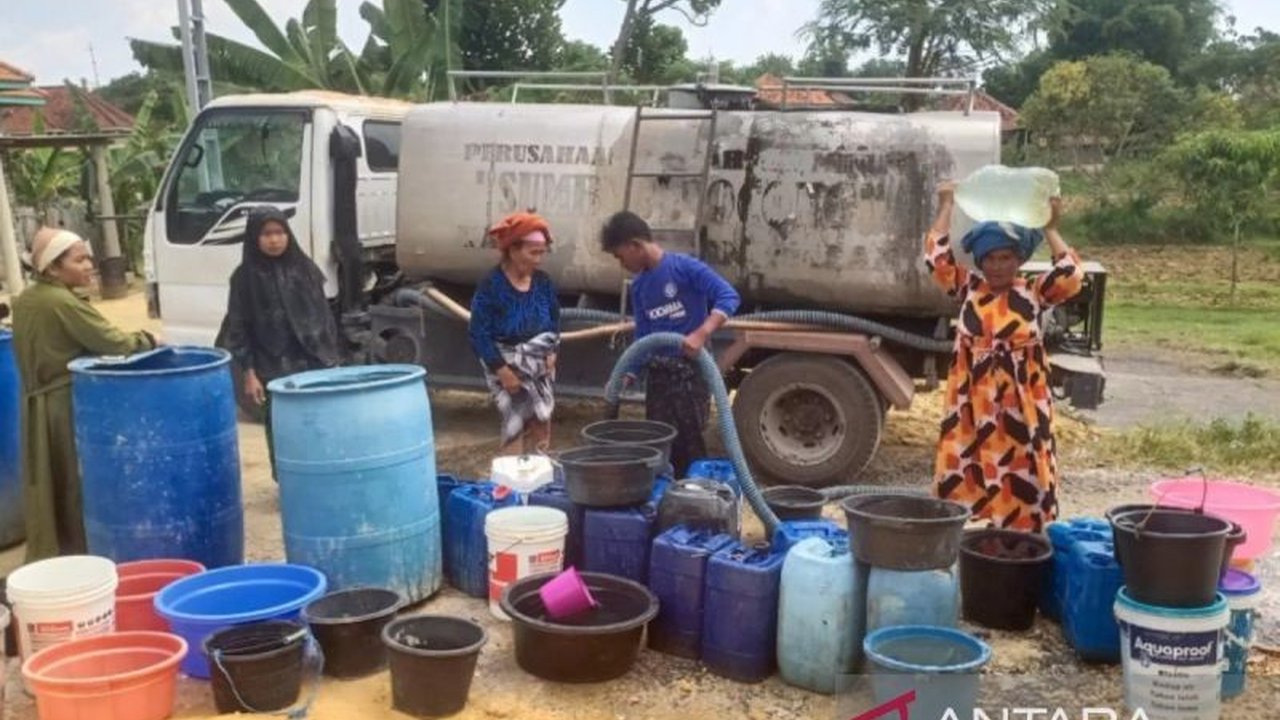 Pemerintah Kabupaten Bangkalan bergerak cepat menyalurkan bantuan air bersih untuk mengatasi kekeringan parah. Simak desa mana saja yang menjadi prioritas utama!
