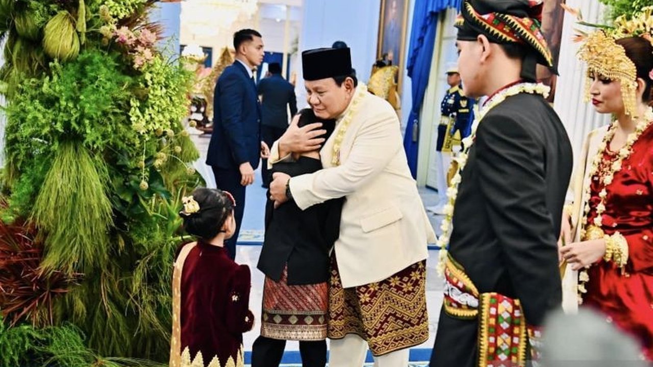 Presiden Prabowo Subianto menunjukkan kehangatan dengan memeluk Jan Ethes dan La Lembah Manah di Istana Merdeka, menciptakan momen tak terduga usai upacara HUT ke-80 RI.