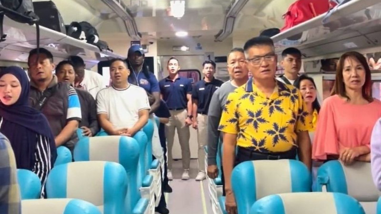 KAI Sumut hadirkan perayaan HUT ke-80 RI yang tak biasa! Penumpang diajak menyanyikan Indonesia Raya di atas kereta api, menciptakan momen kebangsaan yang penuh makna.