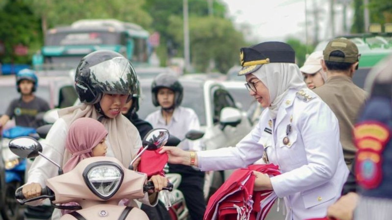 Wali Kota Banjarbaru memimpin aksi Pembagian Bendera Merah Putih kepada ribuan pengendara usai upacara HUT RI, menumbuhkan cinta tanah air dan semangat nasionalisme.