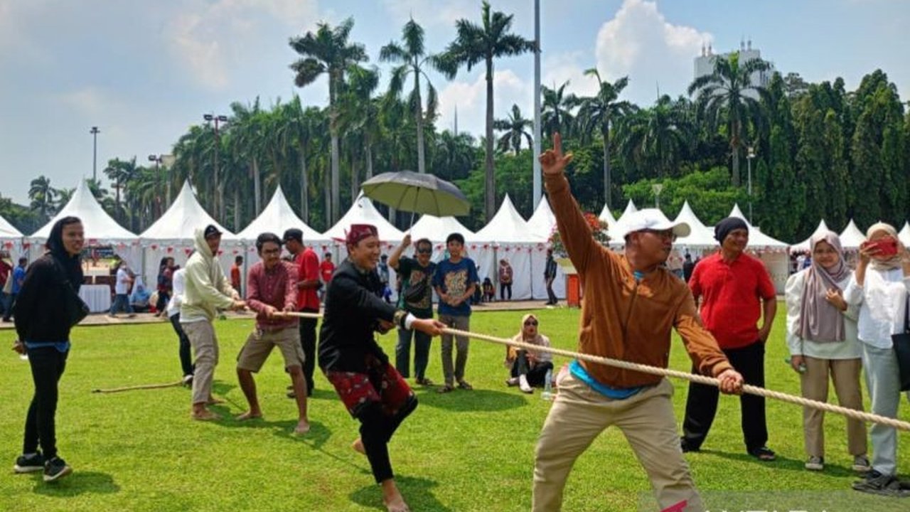 Semarak HUT ke-80 RI di Monas, Lomba Tarik Tambang menjadi magnet utama. Lebih dari sekadar kompetisi, ajang ini sukses mempererat keakraban antarwarga Jakarta.