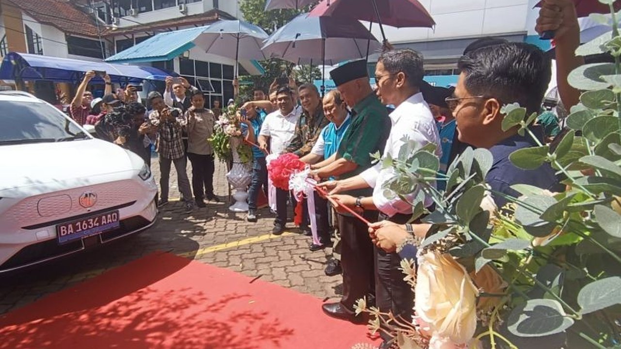 PT PLN meresmikan SPKLU Tiang perdana di luar Pulau Jawa, tepatnya di Padang, Sumatera Barat. Inovasi ini diharapkan mempermudah akses pengisian daya kendaraan listrik dan mendukung green energy.