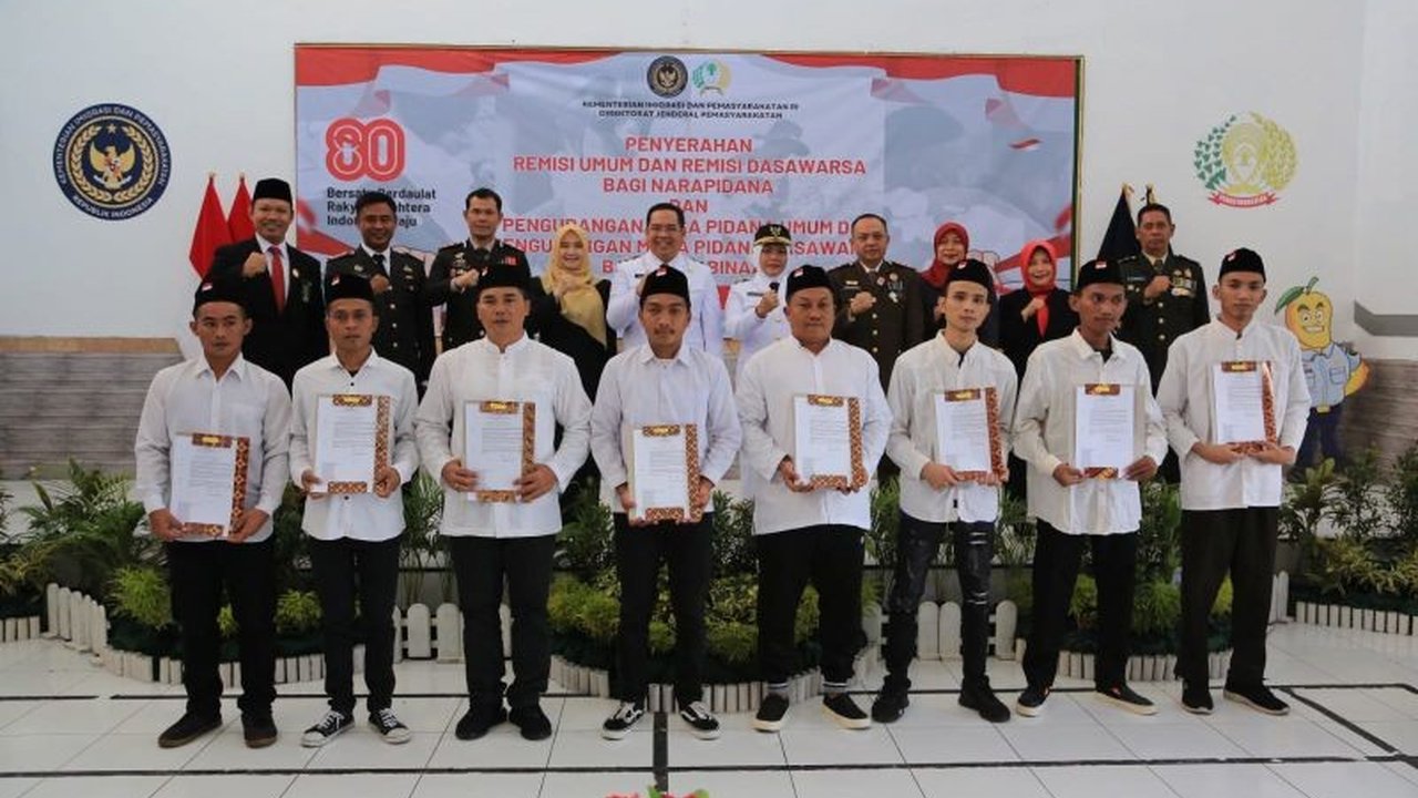 Sebanyak 38 warga binaan pemasyarakatan (WBP) Lapas Probolinggo langsung bebas setelah menerima Remisi HUT RI ke-80. Simak detail penghargaan negara bagi narapidana berkelakuan baik ini.