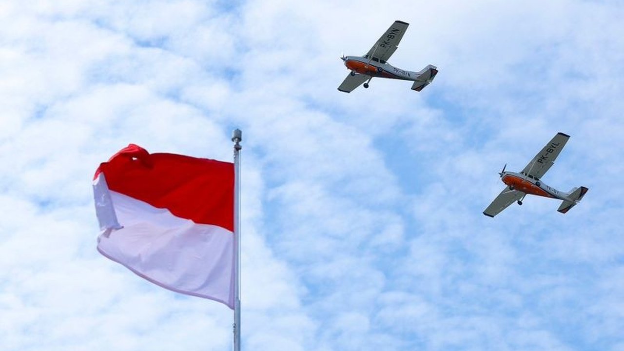 Upacara HUT RI Banyuwangi ke-80 berlangsung sangat meriah dengan atraksi flypass pesawat latih, tarian kolosal, dan formasi Paskibraka yang memukau. Simak detail kemeriahannya!